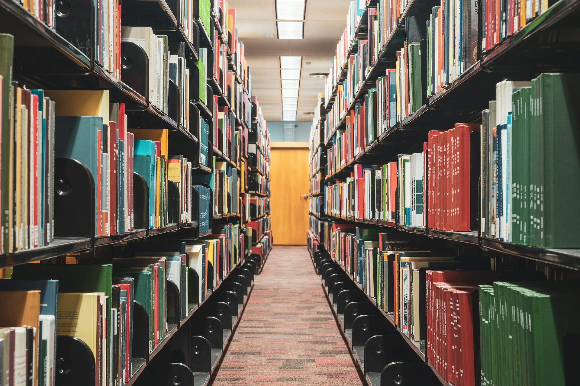 Eine lange Bibliothekreihe mit Büchern umfasst viel Wissen, das er- und verlernt werden kann.
