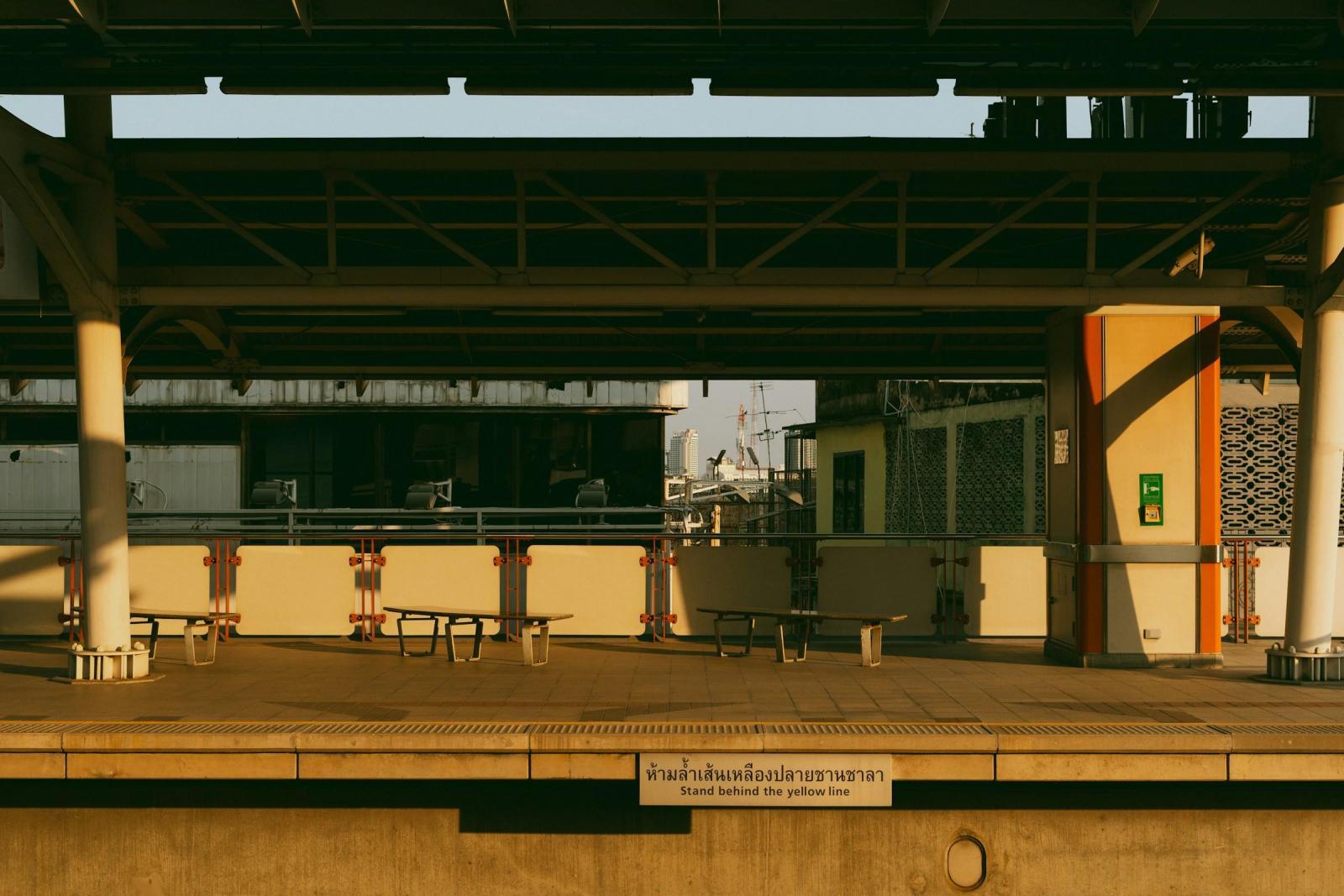 Foto von leerem Bahnsteig in Bangkok.